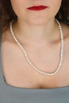 Elegancki naszyjnik z białych pereł 6 mm, długość 55 cm. Perły hodowlane, srebro próby 925. Idealny na prezent, ślub lub wieczór (2).JPG