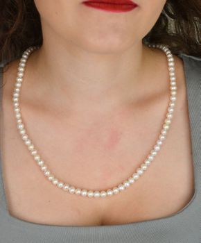 Klasyczny naszyjnik z białych pereł hodowlanych 5–6 mm, długość 60 cm. Zapięcie srebro 925. Subtelna i elegancka biżuteria – idealna dla Panny Młodej lub na wyjątkowy prezent (1).JPG