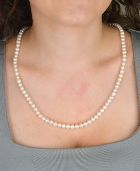 Klasyczny naszyjnik z białych pereł hodowlanych 5–6 mm, długość 60 cm. Zapięcie srebro 925. Subtelna i elegancka biżuteria – idealna dla Panny Młodej lub na wyjątkowy prezent (2).JPG