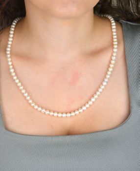 Klasyczny naszyjnik z białych pereł hodowlanych 5–6 mm, długość 60 cm. Zapięcie srebro 925. Subtelna i elegancka biżuteria – idealna dla Panny Młodej lub na wyjątkowy prezent (3).JPG