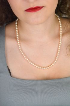 Elegancki naszyjnik z naturalnych pereł łososiowych 6 mm ze srebrem 925. Długość 50 cm. Idealny do codziennych i wieczorowych stylizacji oraz na wyjątkowe okazje (3).JPG