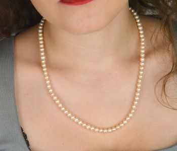 Elegancki naszyjnik z naturalnych pereł łososiowych 6 mm ze srebrem 925. Długość 50 cm. Idealny do codziennych i wieczorowych stylizacji oraz na wyjątkowe okazje (4).JPG