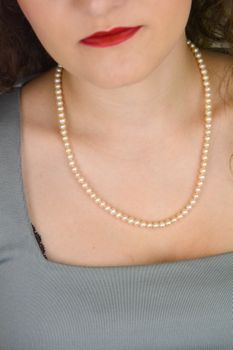 Elegancki naszyjnik z naturalnych pereł łososiowych 6 mm ze srebrem 925. Długość 50 cm. Idealny do codziennych i wieczorowych stylizacji oraz na wyjątkowe okazje (5).JPG