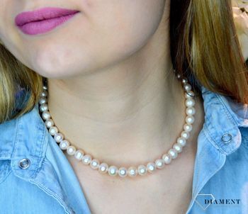 Naszyjnik srebrny damski z perłą naturalną DIA-NSZ-PERŁY-NATURALNE-925. Naszyjnik srebrny damski z perłą naturalną to wyraz klasyki idealnej na co dzień jak i do wieczorowych stylizacji. Perła to jeden z najszlachetniejszych k (3).JPG