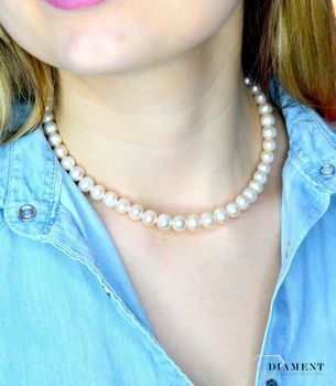 Naszyjnik srebrny damski z perłą naturalną DIA-NSZ-PERŁY-NATURALNE-925. Naszyjnik srebrny damski z perłą naturalną to wyraz klasyki idealnej na co dzień jak i do wieczorowych stylizacji. Perła to jeden z najszlachetniejszych k.JPG