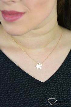 Srebrny naszyjnik celebrytka pozłacana puzzle DIA-NSZ-PUZEL-1CM-925. Model naszyjnika został ozdobiony zawieszką w kształcie kawałka puzzla w kolorze złota (3).JPG