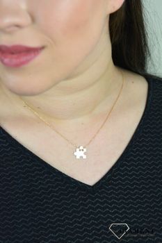 Srebrny naszyjnik celebrytka pozłacana puzzle DIA-NSZ-PUZEL-1CM-925. Model naszyjnika został ozdobiony zawieszką w kształcie kawałka puzzla w kolorze złota (4).JPG