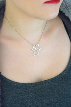 Srebrny naszyjnik damski DIA-NSZ-PUZEL-3CM-925 z zawieszką w kształcie puzzla o wymiarach 3 × 2 cm. Wykonany ze srebra próby 925, długość 42 + 5 cm, waga 2,50 g, zapięcie  dodatek na co dzień (1).JPG