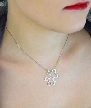 Srebrny naszyjnik damski DIA-NSZ-PUZEL-3CM-925 z zawieszką w kształcie puzzla o wymiarach 3 × 2 cm. Wykonany ze srebra próby 925, długość 42 + 5 cm, waga 2,50 g, zapięcie  dodatek na co dzień (3).JPG