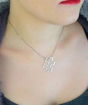 Srebrny naszyjnik damski DIA-NSZ-PUZEL-3CM-925 z zawieszką w kształcie puzzla o wymiarach 3 × 2 cm. Wykonany ze srebra próby 925, długość 42 + 5 cm, waga 2,50 g, zapięcie  dodatek na co dzień (4).JPG