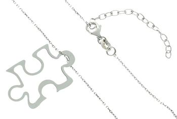 Srebrny naszyjnik damski DIA-NSZ-PUZEL-3CM-925 z zawieszką w kształcie puzzla o wymiarach 3 × 2 cm. Wykonany ze srebra próby 925, długość 42 + 5 cm, waga 2,50 g, zapięcie na karabińczyk. 2.jpg
