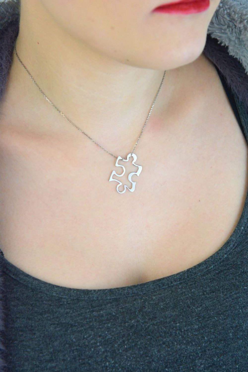 Srebrny naszyjnik damski DIA-NSZ-PUZEL-3CM-925 z zawieszką w kształcie puzzla o wymiarach 3 × 2 cm. Wykonany ze srebra próby 925, długość 42 + 5 cm, waga 2,50 g, zapięcie na karabińczyk. 1.jpg