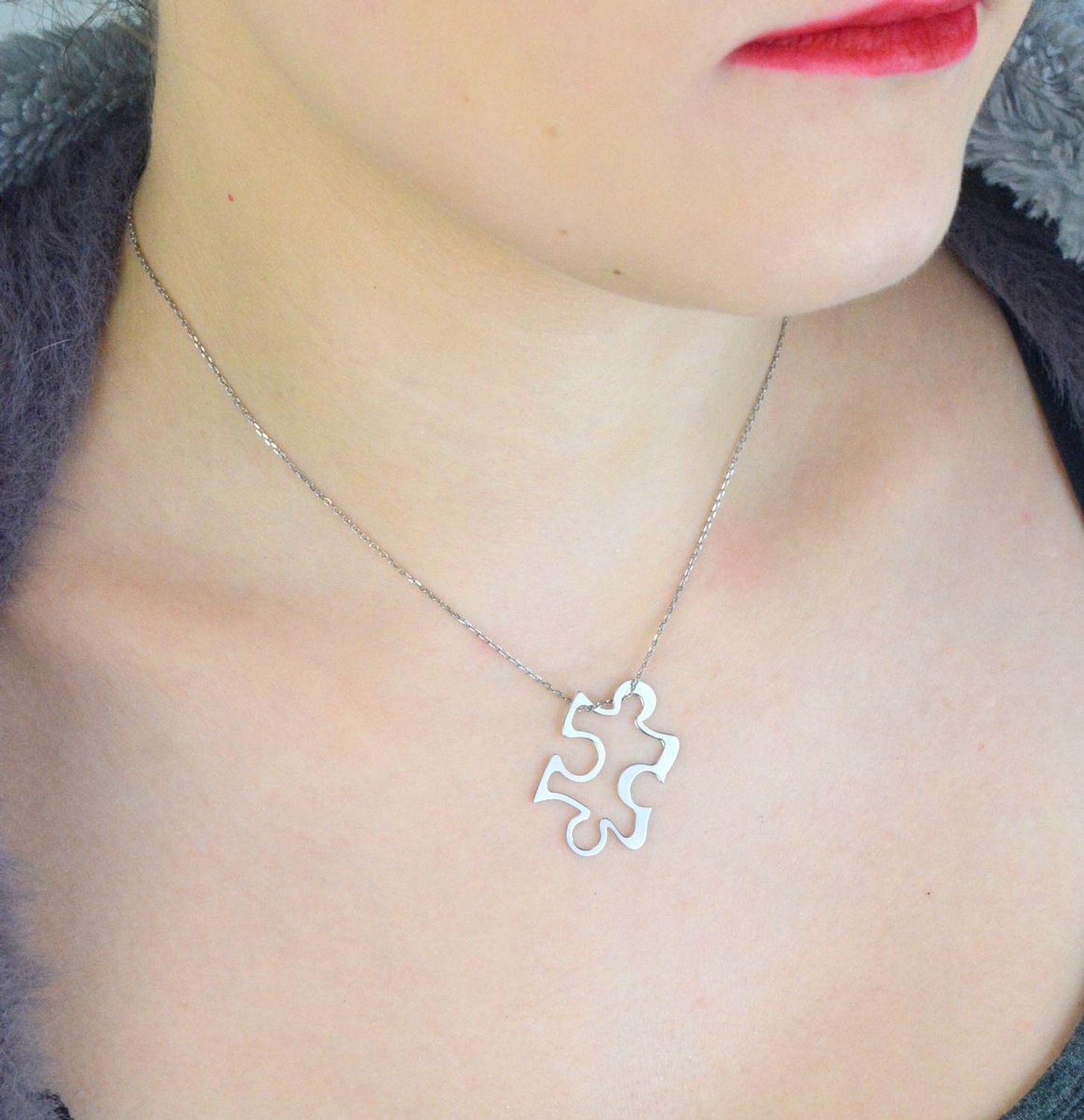 Srebrny naszyjnik damski DIA-NSZ-PUZEL-3CM-925 z zawieszką w kształcie puzzla o wymiarach 3 × 2 cm. Wykonany ze srebra próby 925, długość 42 + 5 cm, waga 2,50 g, zapięcie na karabińczyk. 1.jpg