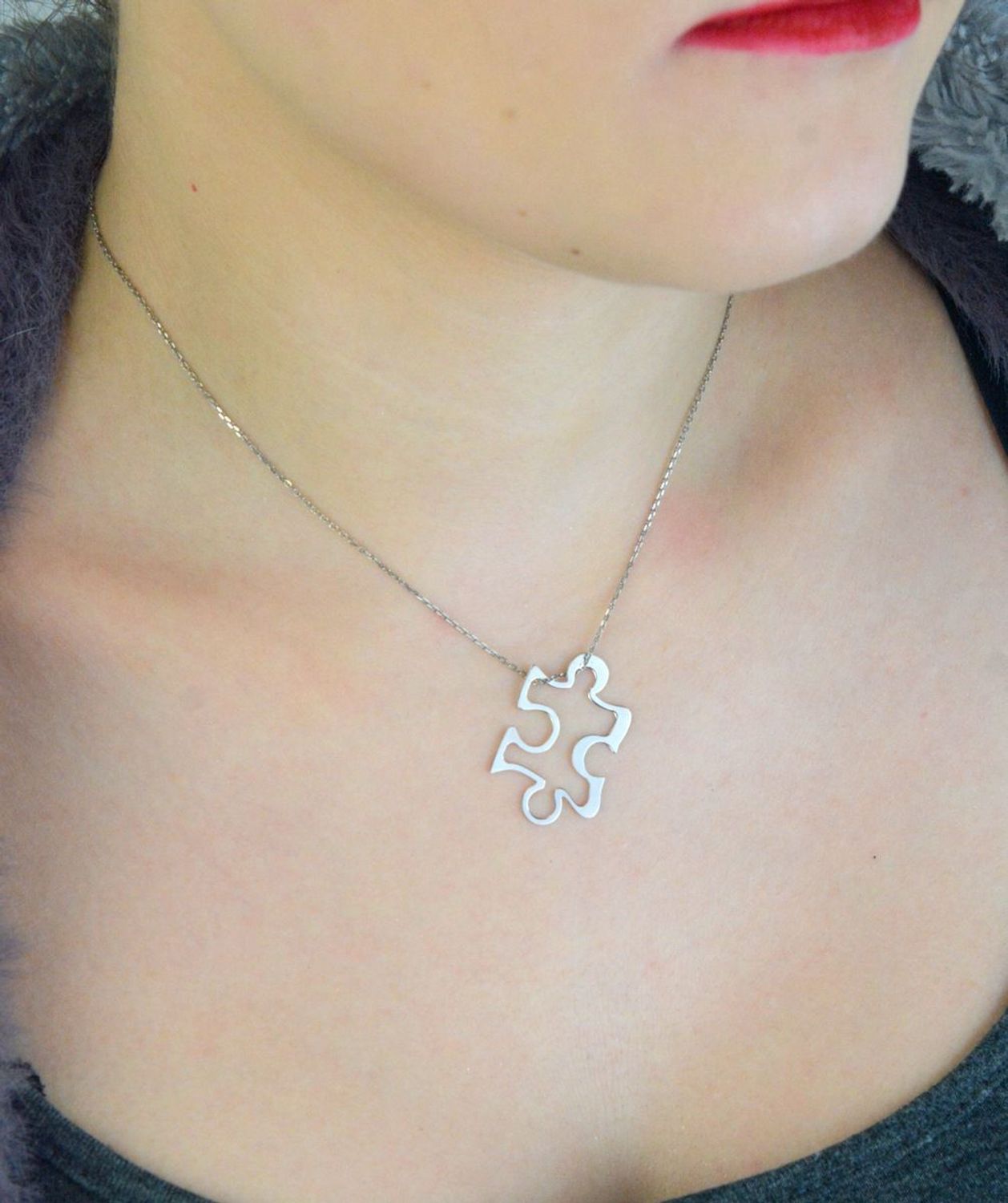 Srebrny naszyjnik damski DIA-NSZ-PUZEL-3CM-925 z zawieszką w kształcie puzzla o wymiarach 3 × 2 cm. Wykonany ze srebra próby 925, długość 42 + 5 cm, waga 2,50 g, zapięcie na karabińczyk. 1.jpg