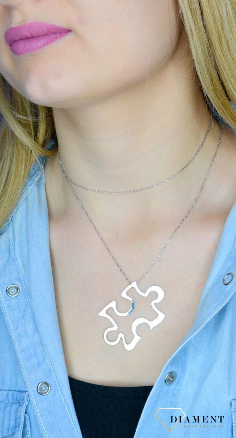 Srebrny naszyjnik 80 cm duże puzzle DIA-NSZ-PUZEL-5CM-925. Długi naszyjnik z zapięciem na karabińczyk. Naszyjnik z dużą zawieszką w kształcie puzzli. Naszyjnik srebrny o długości 80 cm sprawdzi się idealnie na prezent dla now.jpg