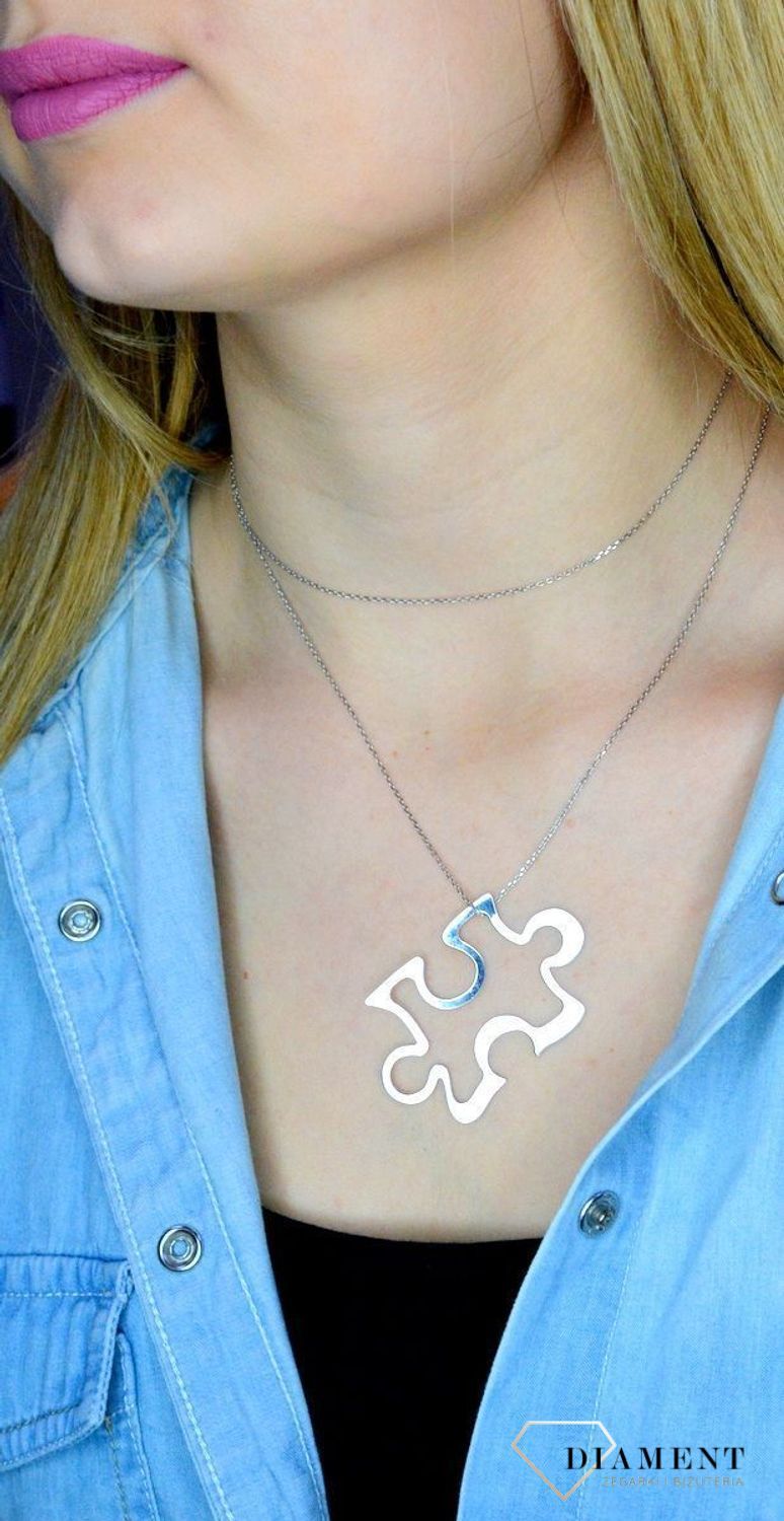 Srebrny naszyjnik 80 cm duże puzzle DIA-NSZ-PUZEL-5CM-925. Długi naszyjnik z zapięciem na karabińczyk. Naszyjnik z dużą zawieszką w kształcie puzzli. Naszyjnik srebrny o długości 80 cm sprawdzi się idealnie na prezent dla now.jpg