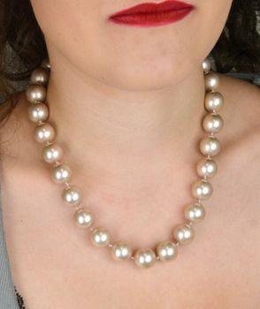 Elegancki naszyjnik z perłopławów 15 mm w jasnym beżowym kolorze. Supełkowany splot, srebro 925, perły z południowego Pacyfiku z ochronną powłoką. Długość 45 cm – idealny do stylizacji i na prezent (1).JPG