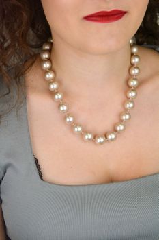 Elegancki naszyjnik z perłopławów 15 mm w jasnym beżowym kolorze. Supełkowany splot, srebro 925, perły z południowego Pacyfiku z ochronną powłoką. Długość 45 cm – idealny do stylizacji i na prezent (2).JPG