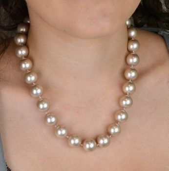 Elegancki naszyjnik z perłopławów 15 mm w jasnym beżowym kolorze. Supełkowany splot, srebro 925, perły z południowego Pacyfiku z ochronną powłoką. Długość 45 cm – idealny do stylizacji i na prezent (3).JPG