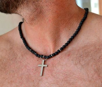 Naszyjnik męski stalowy lawa wulkaniczna z krzyżem DIA-NSZ-S1554859-STAL-KRZYŻ.Stalowy naszyjnik męski. Naszyjnik męski z czarnymi kamieniami (4).JPG