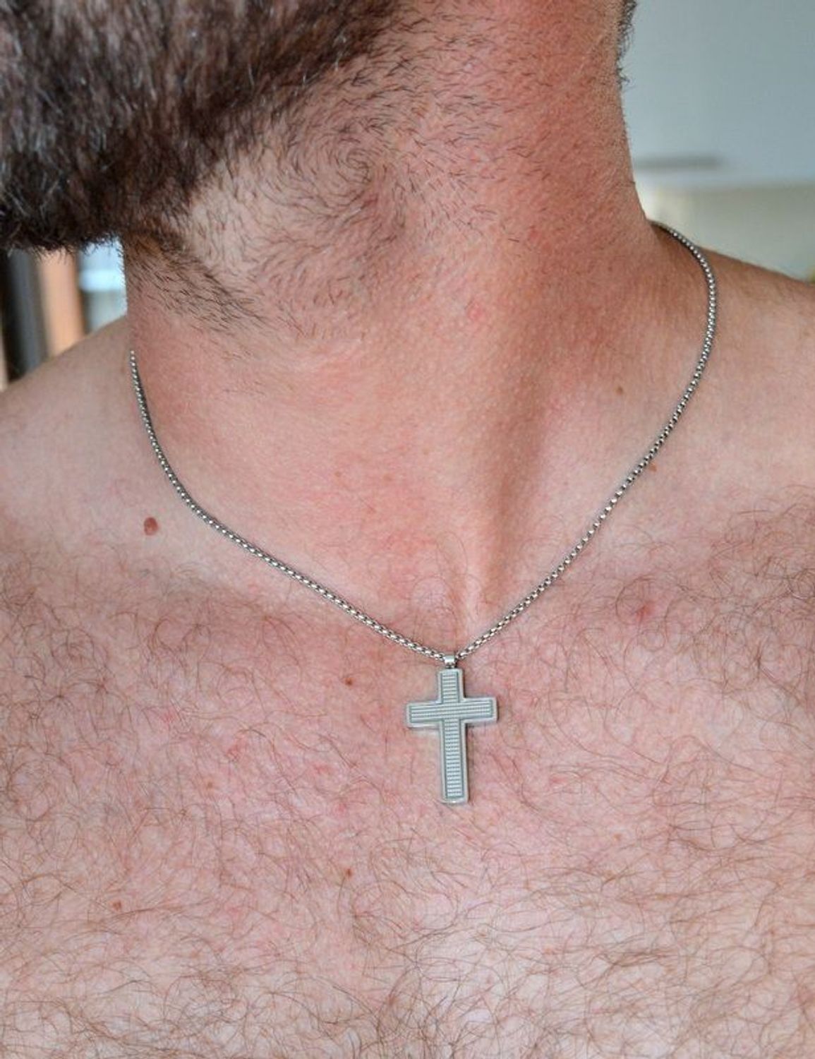 Naszyjnik męski stalowy w srebrnym kolorze z ozdobnym krzyżem DIA-NSZ-S6902638-STAL (2).jpg