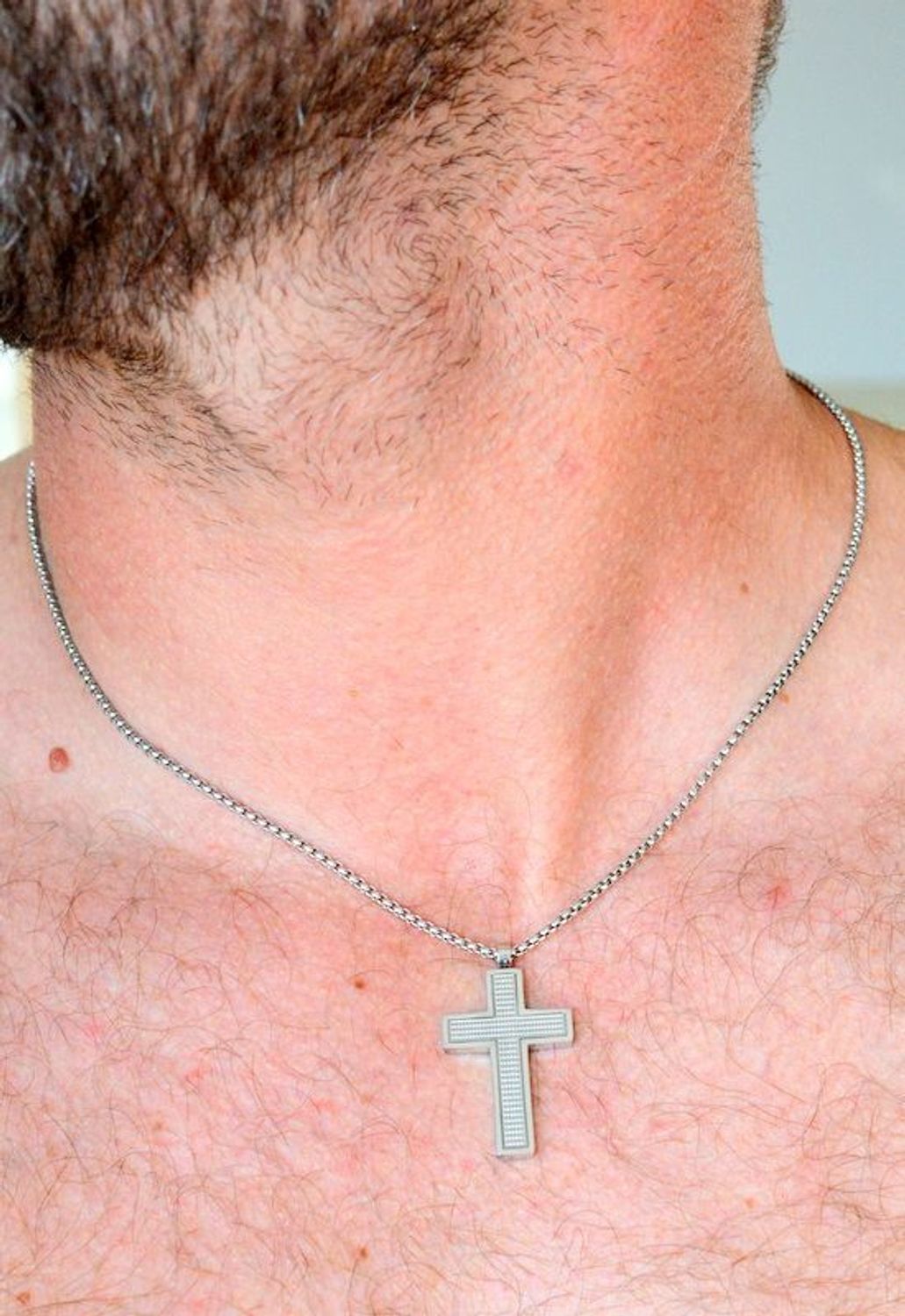 Naszyjnik męski stalowy w srebrnym kolorze z ozdobnym krzyżem DIA-NSZ-S6902638-STAL (2).jpg