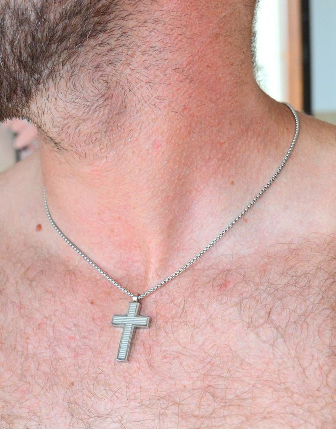 Naszyjnik męski stalowy w srebrnym kolorze z ozdobnym krzyżem DIA-NSZ-S6902638-STAL (2).jpg