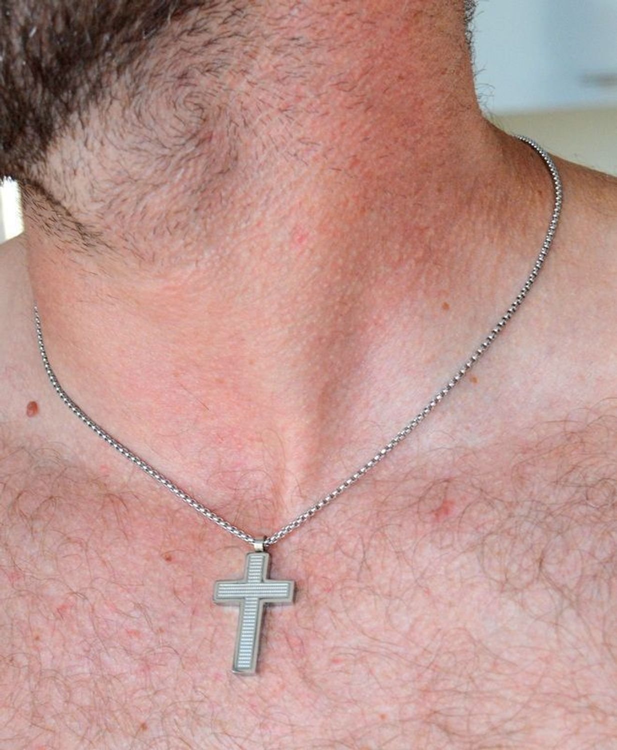 Naszyjnik męski stalowy w srebrnym kolorze z ozdobnym krzyżem DIA-NSZ-S6902638-STAL (2).jpg