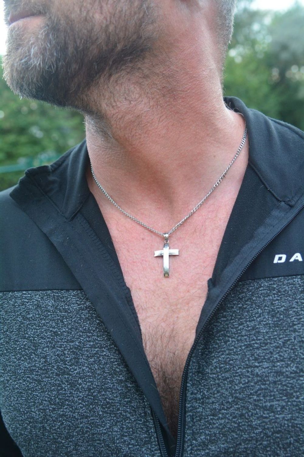 Naszyjnik męski ze stali nierdzewnej z zawieszką w formie krzyża. Długość 55 + 5 cm, zawieszka 3,7 x 2,1 cm, zapięcie karabińczyk. Model DIA-NSZ-S7832436-STAL – 1.jpg