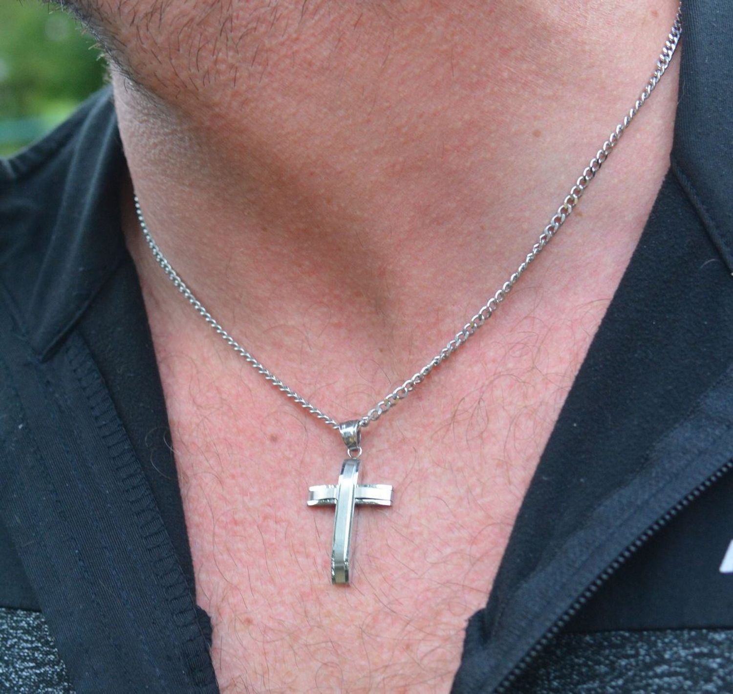 Naszyjnik męski ze stali nierdzewnej z zawieszką w formie krzyża. Długość 55 + 5 cm, zawieszka 3,7 x 2,1 cm, zapięcie karabińczyk. Model DIA-NSZ-S7832436-STAL – 1.jpg