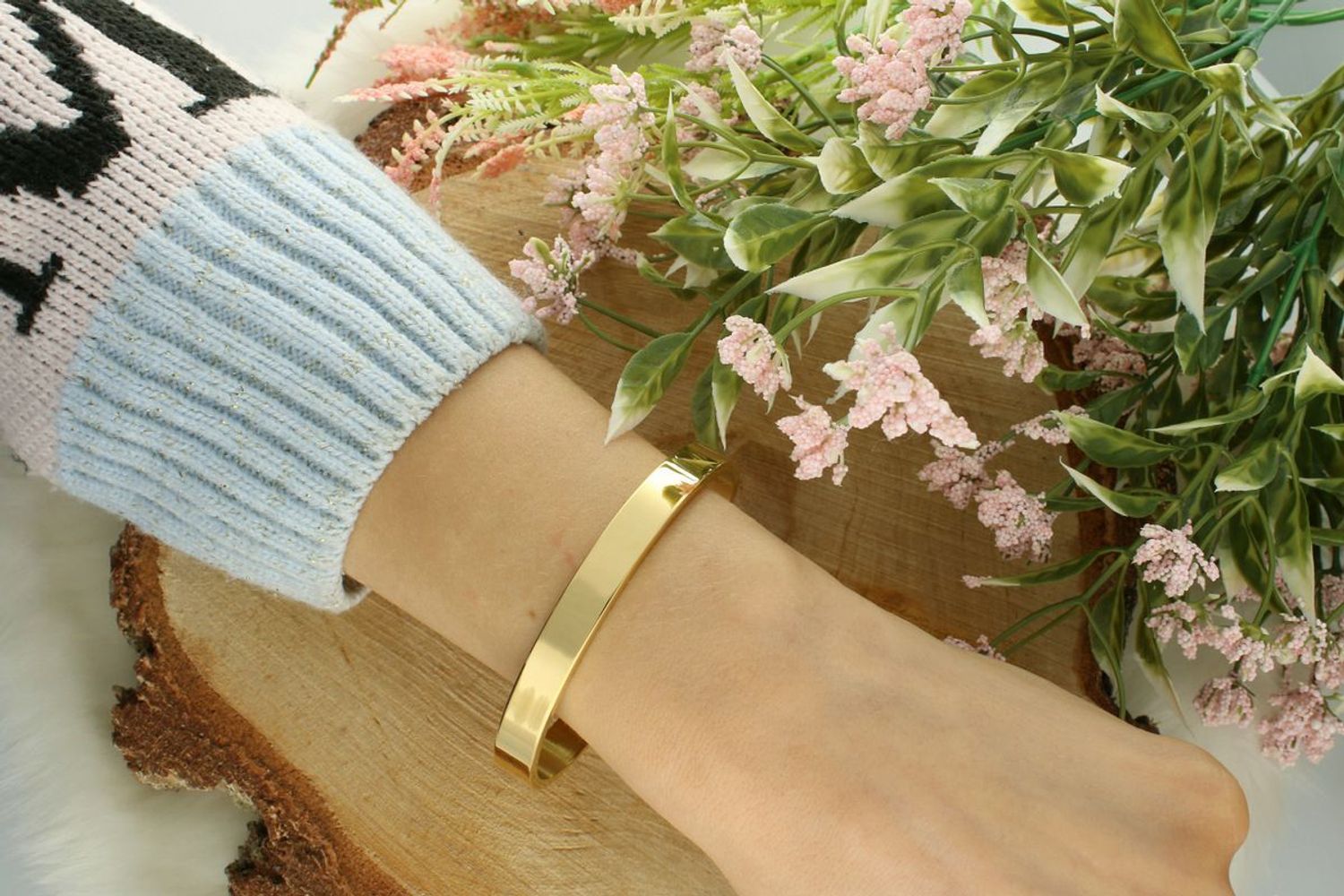 Bransoletka damska sztywna, pozłacana, wykonana ze stali nierdzewnej. Szerokość 8 mm, otwarty fason bez zapięcia. Styl minimalistyczny i nowoczesny.11.jpg