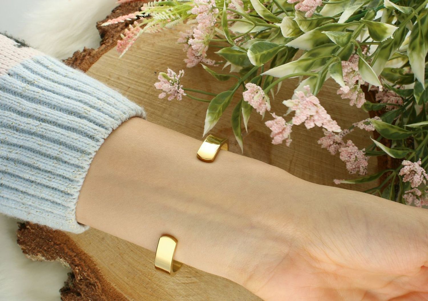 Bransoletka damska sztywna, pozłacana, wykonana ze stali nierdzewnej. Szerokość 8 mm, otwarty fason bez zapięcia. Styl minimalistyczny i nowoczesny.11.jpg