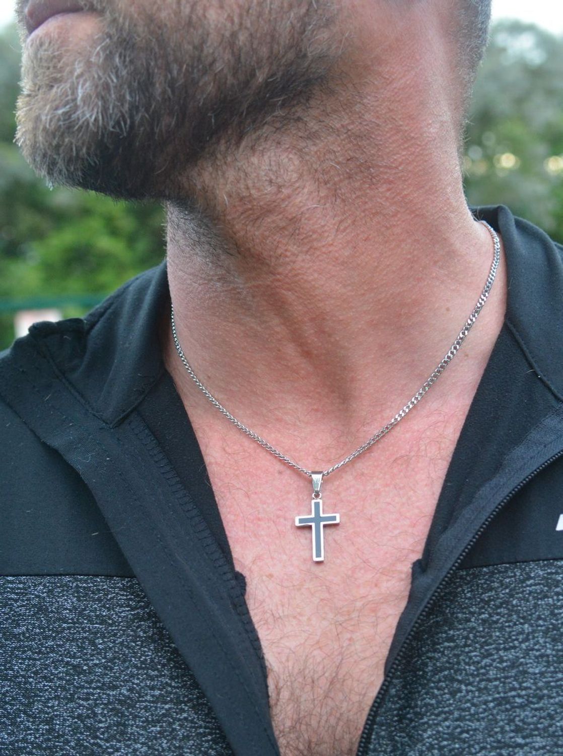 Stylowy naszyjnik męski ze stali szlachetnej z krzyżem zdobionym czarną emalią. Długość 55 + 5 cm, zawieszka 3,7 × 1,7 cm. Model DIA-NSZ-S8662436-STAL.1.jpg