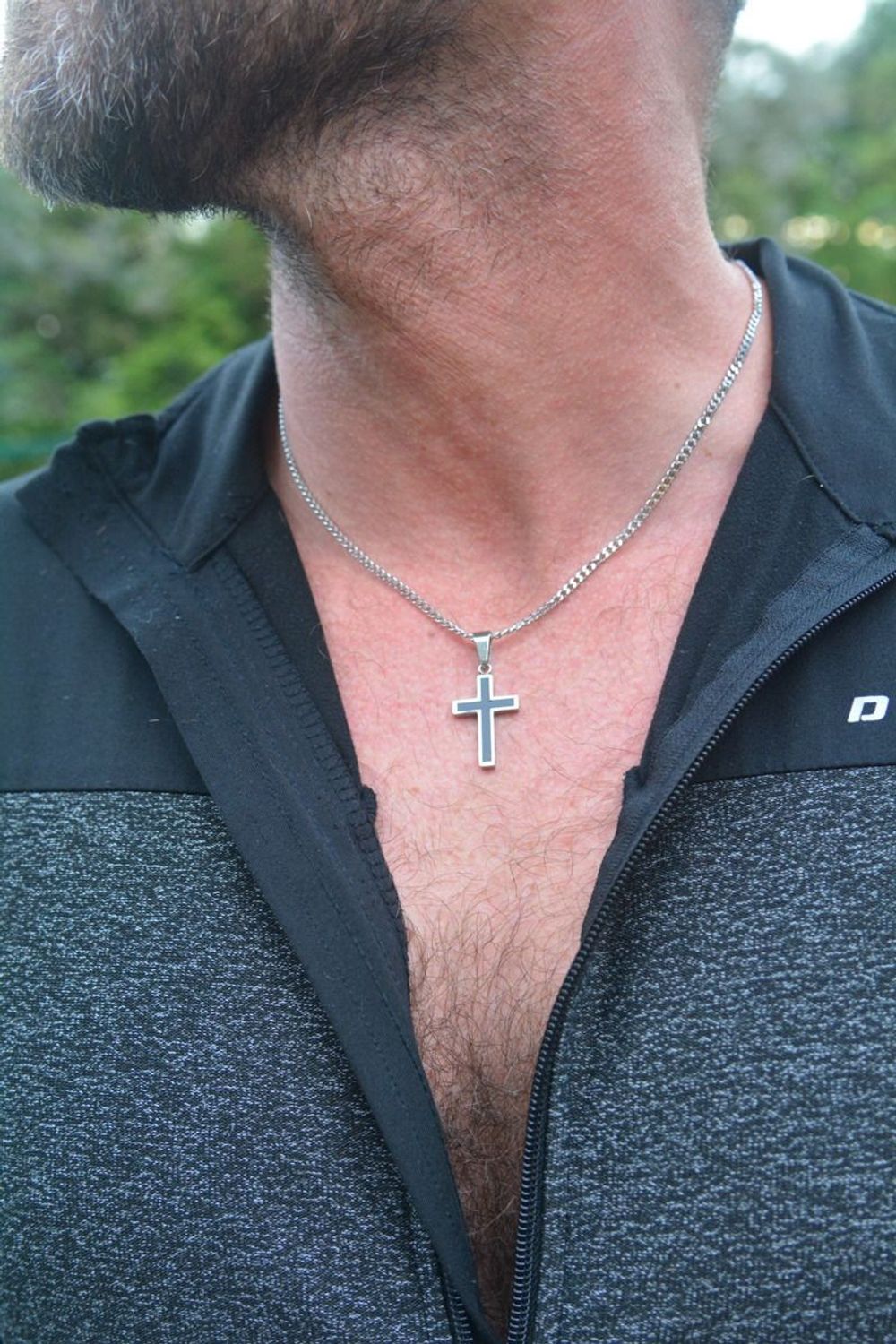 Stylowy naszyjnik męski ze stali szlachetnej z krzyżem zdobionym czarną emalią. Długość 55 + 5 cm, zawieszka 3,7 × 1,7 cm. Model DIA-NSZ-S8662436-STAL.1.jpg
