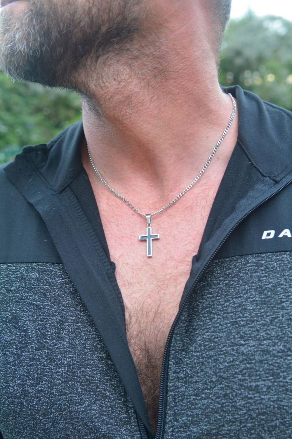 Stylowy naszyjnik męski ze stali szlachetnej z krzyżem zdobionym czarną emalią. Długość 55 + 5 cm, zawieszka 3,7 × 1,7 cm. Model DIA-NSZ-S8662436-STAL.1.jpg