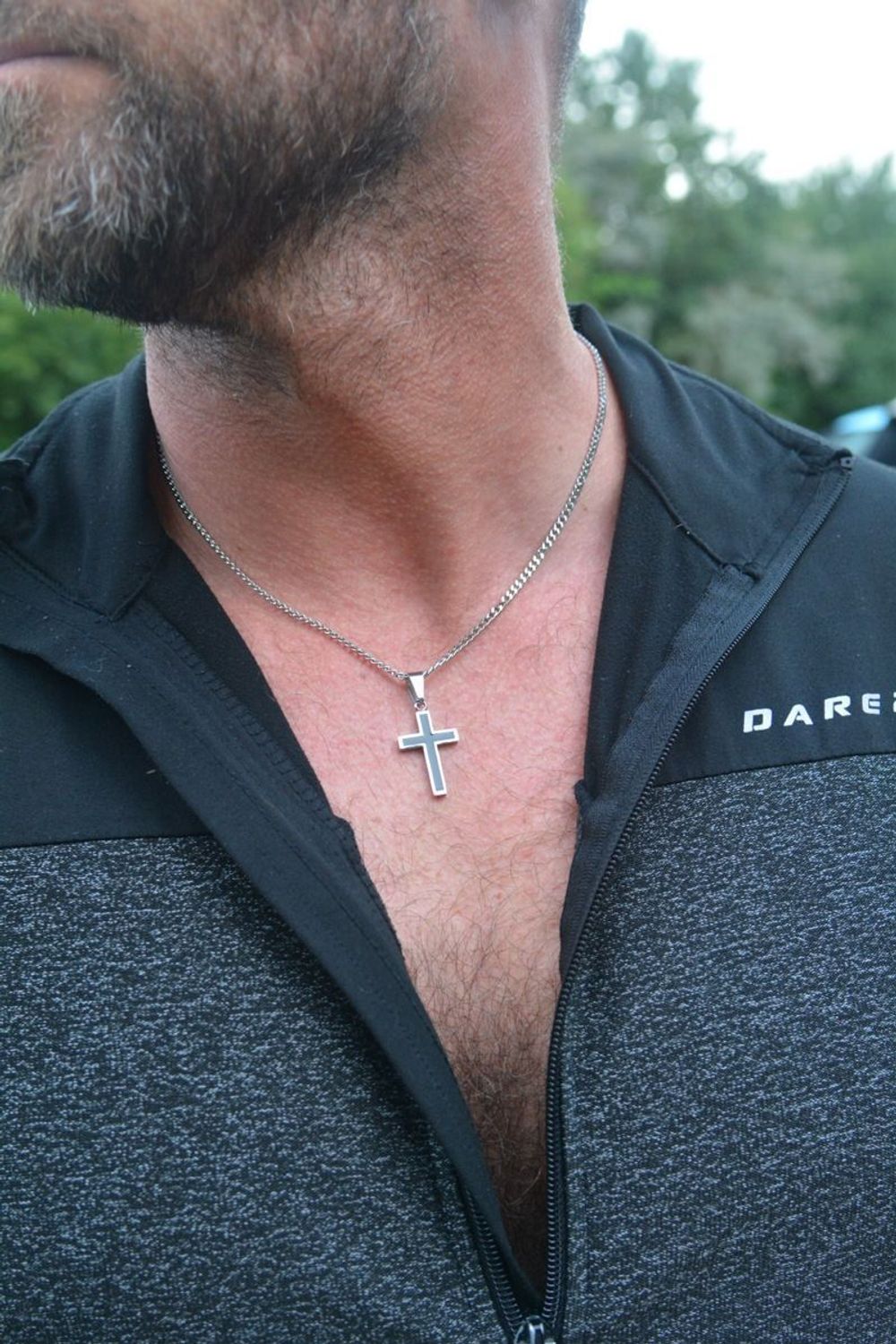 Stylowy naszyjnik męski ze stali szlachetnej z krzyżem zdobionym czarną emalią. Długość 55 + 5 cm, zawieszka 3,7 × 1,7 cm. Model DIA-NSZ-S8662436-STAL.1.jpg