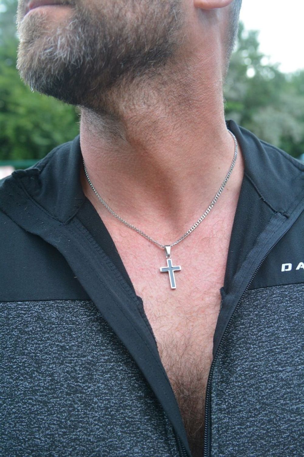 Stylowy naszyjnik męski ze stali szlachetnej z krzyżem zdobionym czarną emalią. Długość 55 + 5 cm, zawieszka 3,7 × 1,7 cm. Model DIA-NSZ-S8662436-STAL.1.jpg