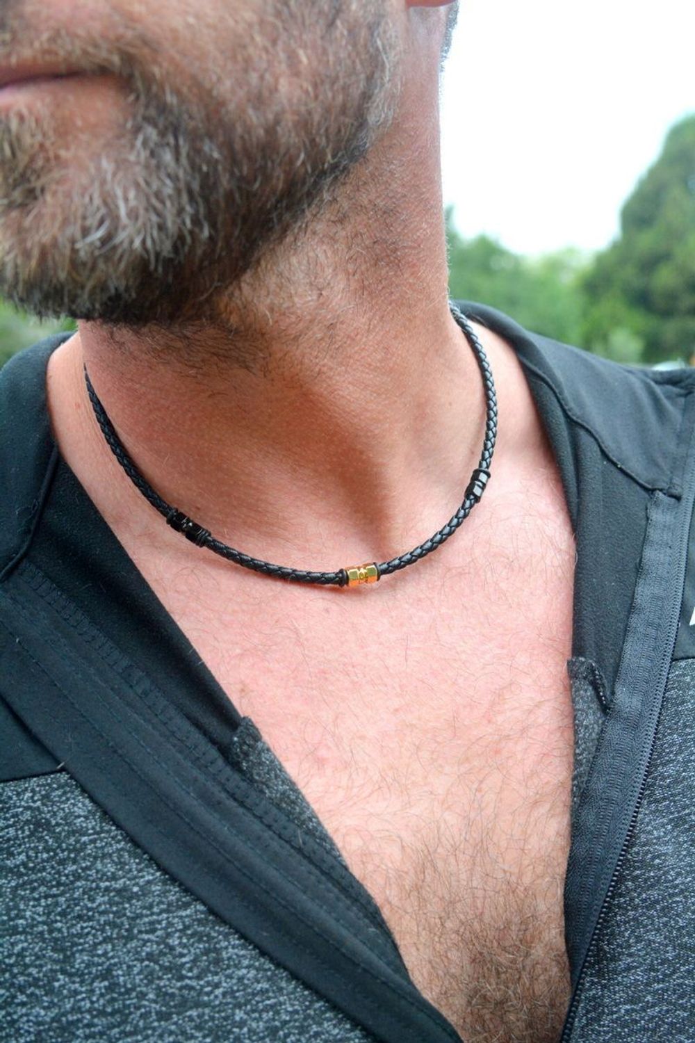 Naszyjnik męski rzemyk z pozłacanym elementem ze stali szlachetnej DIA-NSZ-S8693952-STAL – długość 47 cm + 3 cm, zapięcie na karabińczyk. Modny i trwały dodatek.1.jpg