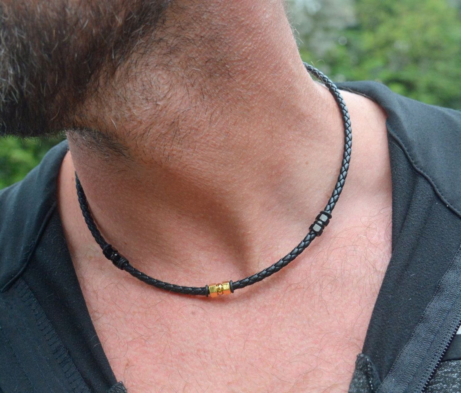 Naszyjnik męski rzemyk z pozłacanym elementem ze stali szlachetnej DIA-NSZ-S8693952-STAL – długość 47 cm + 3 cm, zapięcie na karabińczyk. Modny i trwały dodatek.1.jpg