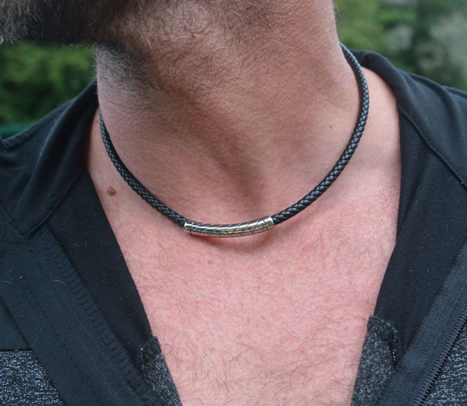 Naszyjnik męski skórzany rzemyk z elementem ze stali szlachetnej DIA-NSZ-S8954658-STAL – długość 47 cm + 3 cm, zapięcie na karabińczyk. Stylowy i trwały dodatek.1.jpg