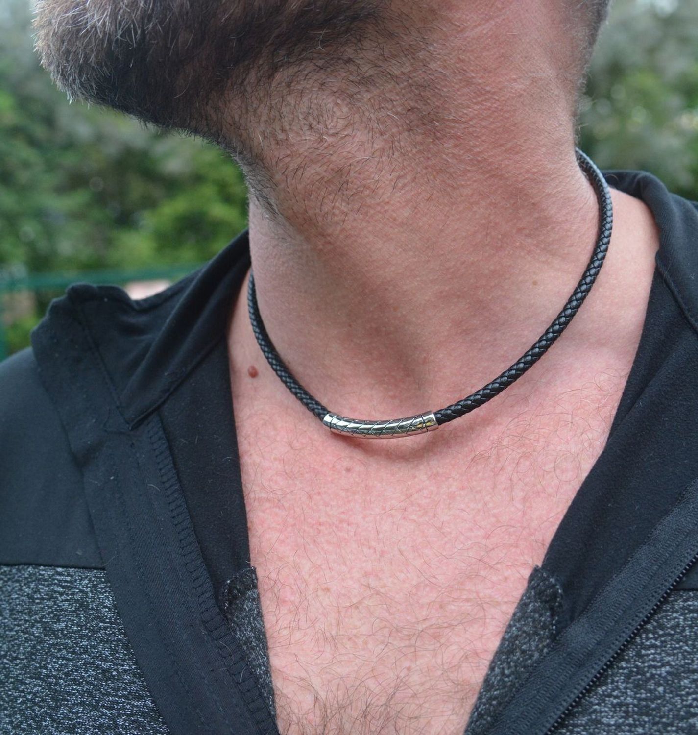 Naszyjnik męski skórzany rzemyk z elementem ze stali szlachetnej DIA-NSZ-S8954658-STAL – długość 47 cm + 3 cm, zapięcie na karabińczyk. Stylowy i trwały dodatek.1.jpg