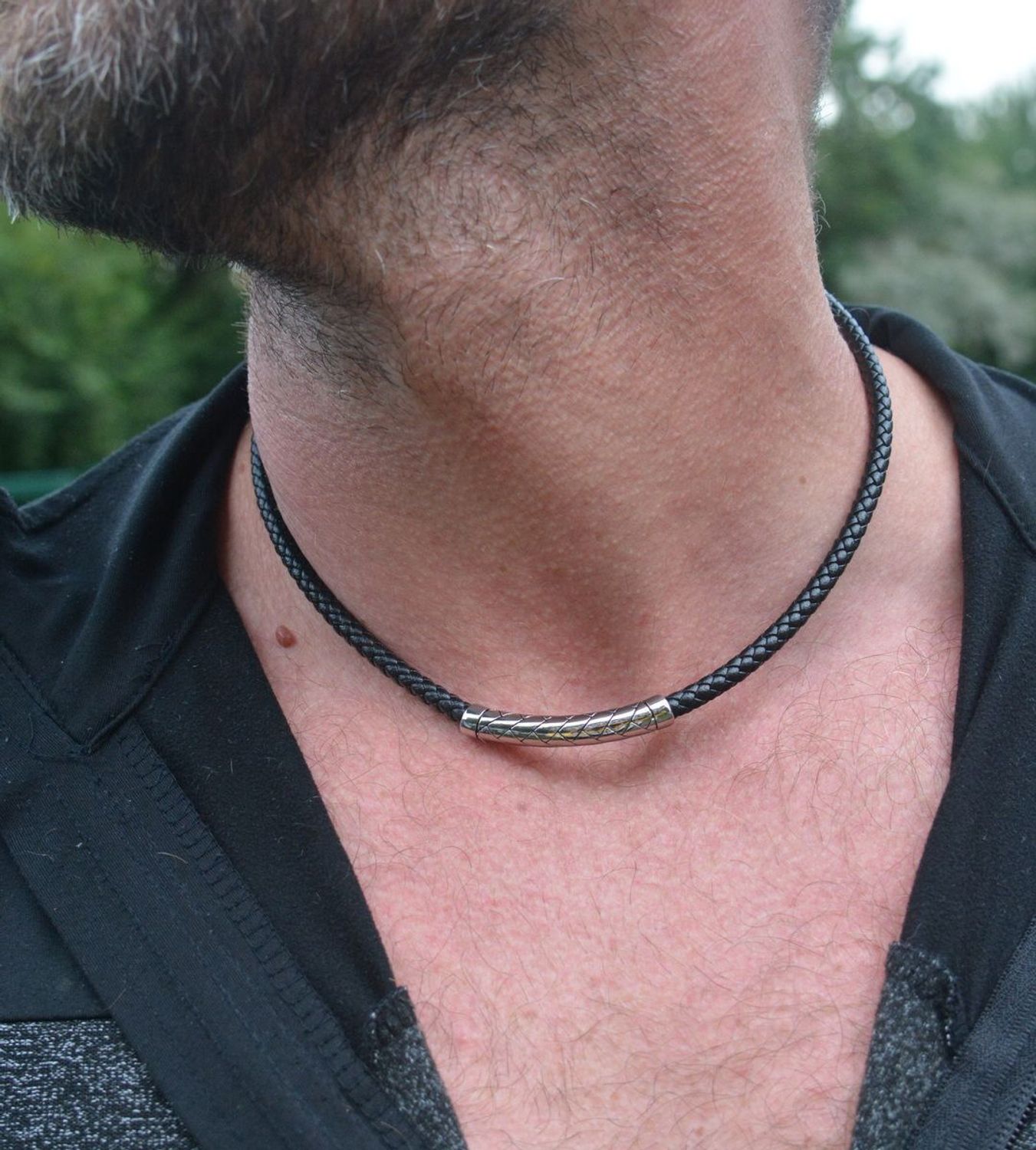 Naszyjnik męski skórzany rzemyk z elementem ze stali szlachetnej DIA-NSZ-S8954658-STAL – długość 47 cm + 3 cm, zapięcie na karabińczyk. Stylowy i trwały dodatek.1.jpg