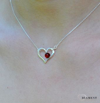Srebrny naszyjnik damski z zawieszką w kształcie serca z bursztynem DIA-NSZ-SERCE-BURSZTYN-925 (3).JPG