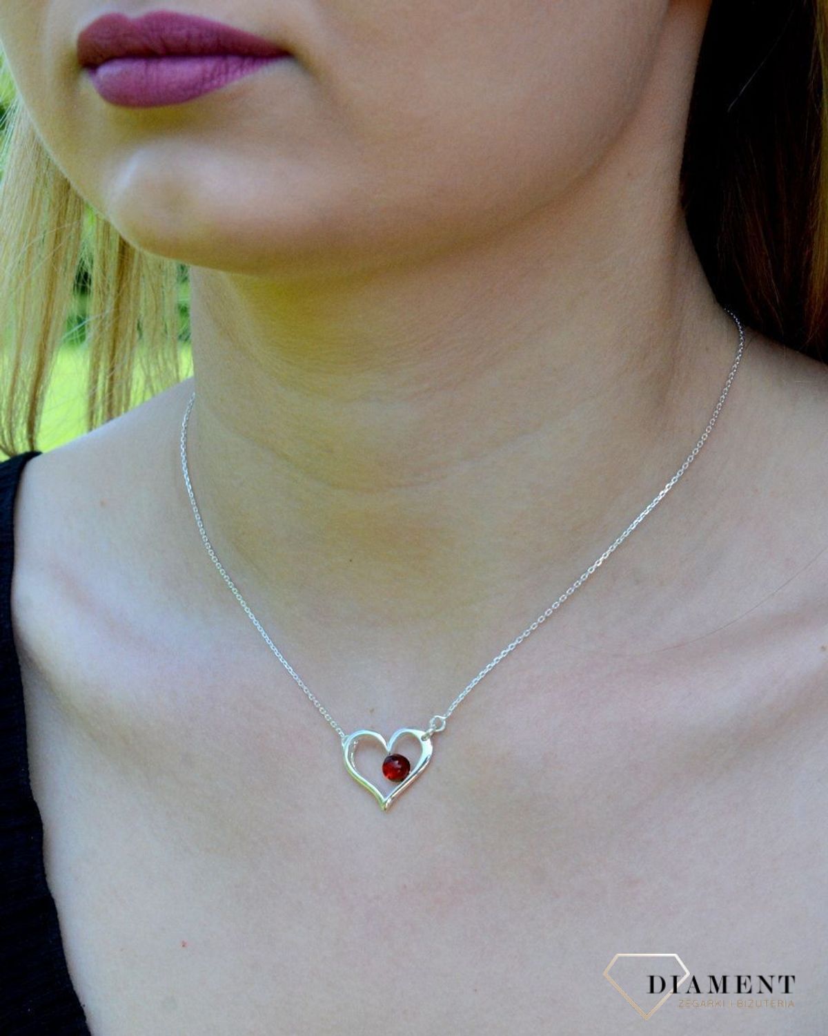 Srebrny naszyjnik damski z zawieszką w kształcie serca z bursztynem DIA-NSZ-SERCE-BURSZTYN-925.  Naszyjnik srebrny zawieszką serduszko z bursztynem to propozycja od sklepu jubilerskiego Diament. Naszyjnik z bursztynu będzie ciekawą o.jpg