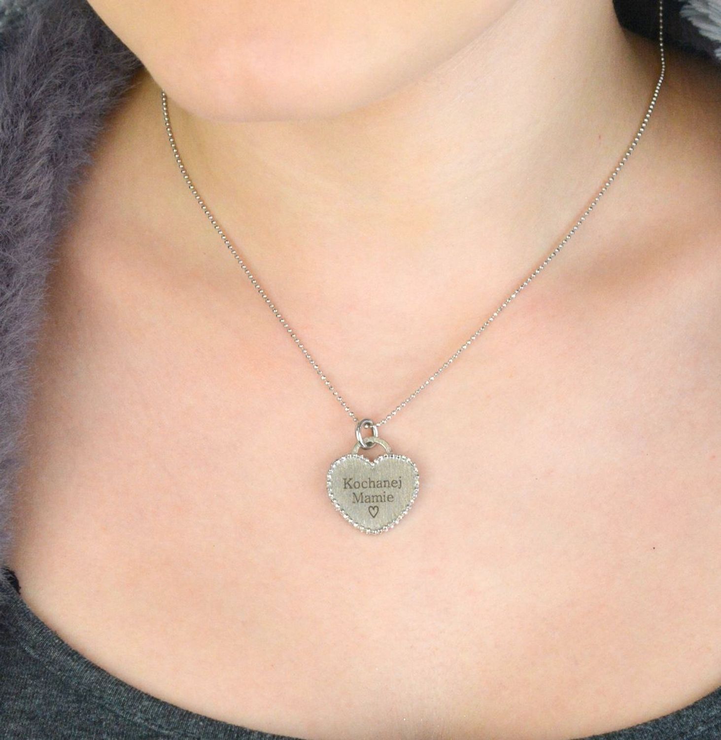 Naszyjnik srebrny 925 z zawieszką Kochanej Mamie DIA-NSZ-SERCE19-MAMA-925 Wyjątkowy naszyjnik wykonany z wysokiej jakości srebra próby 925, zaprojektowany z myślą o najważniejszej 1.jpg