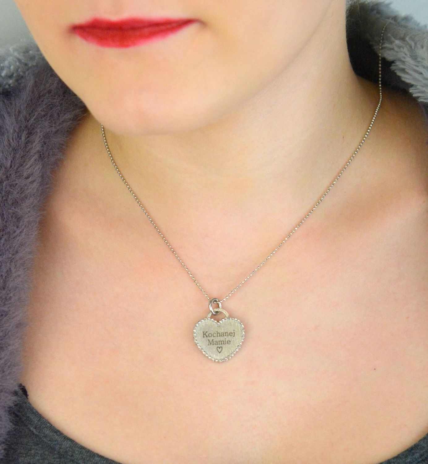Naszyjnik srebrny 925 z zawieszką Kochanej Mamie DIA-NSZ-SERCE19-MAMA-925 Wyjątkowy naszyjnik wykonany z wysokiej jakości srebra próby 925, zaprojektowany z myślą o najważniejszej 1.jpg