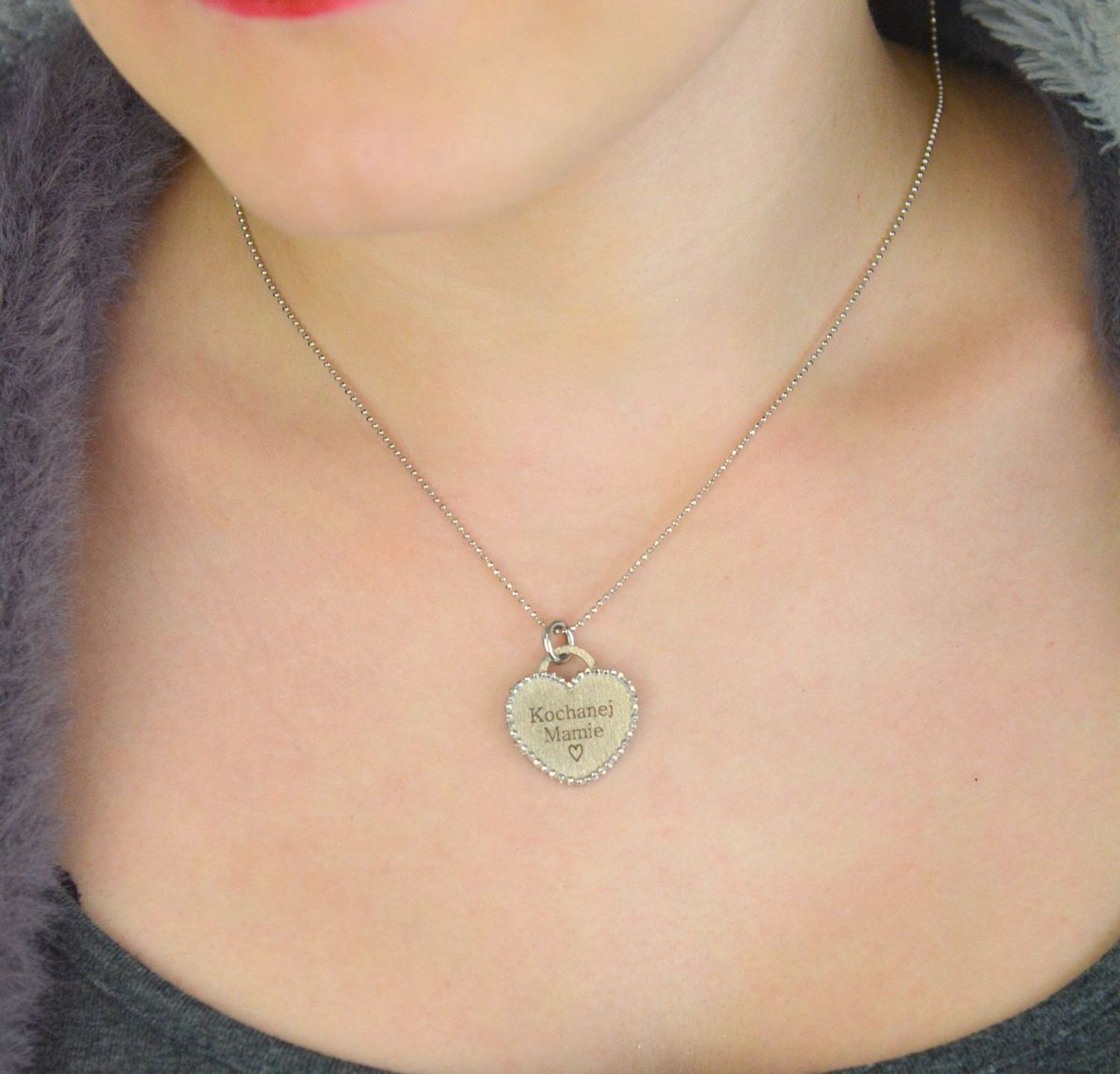 Naszyjnik srebrny 925 z zawieszką Kochanej Mamie DIA-NSZ-SERCE19-MAMA-925 Wyjątkowy naszyjnik wykonany z wysokiej jakości srebra próby 925, zaprojektowany z myślą o najważniejszej 1.jpg
