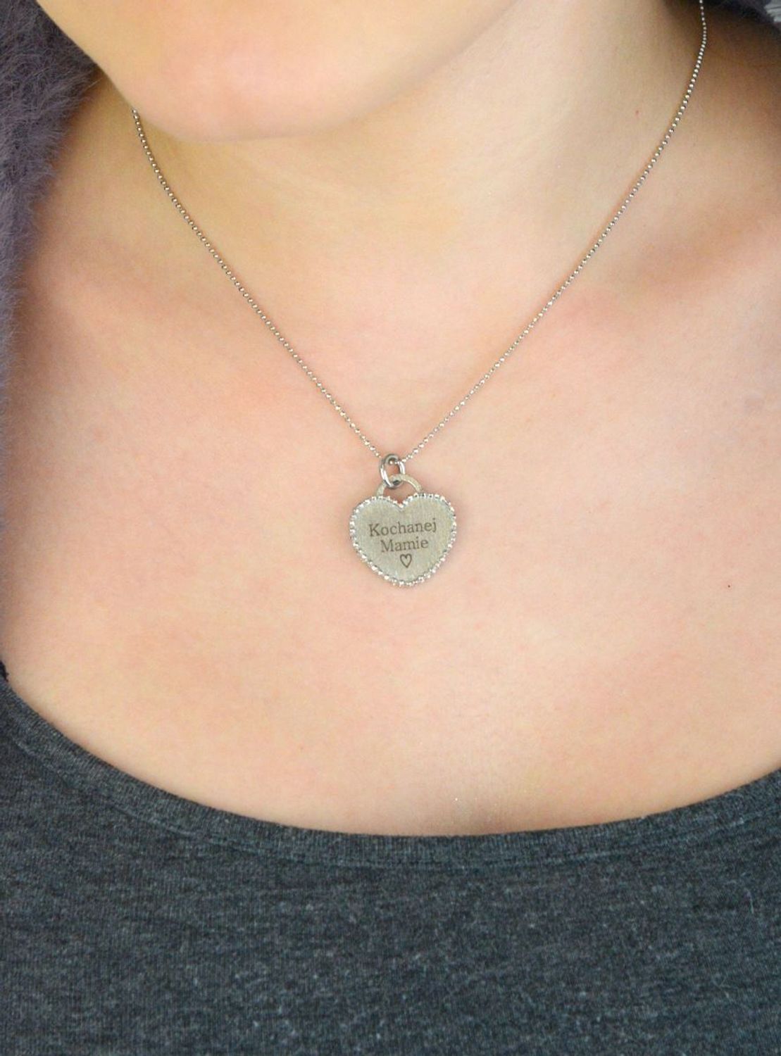 Naszyjnik srebrny 925 z zawieszką Kochanej Mamie DIA-NSZ-SERCE19-MAMA-925 Wyjątkowy naszyjnik wykonany z wysokiej jakości srebra próby 925, zaprojektowany z myślą o najważniejszej 1.jpg