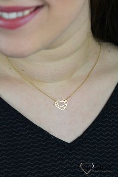 Srebrny naszyjnik celebrytka serce DIA-NSZ-SERCE23-925. Model naszyjnika został ozdobiony zawieszką w serca w geometryczne wzory kolorze złota (1).JPG