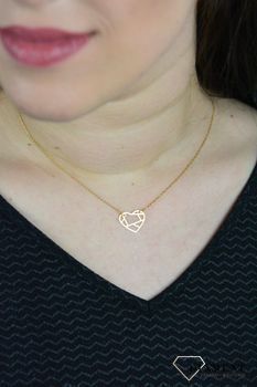 Srebrny naszyjnik celebrytka serce DIA-NSZ-SERCE23-925. Model naszyjnika został ozdobiony zawieszką w serca w geometryczne wzory kolorze złota (2).JPG